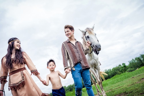 2 con trai của Đăng Khôi thích thú hóa thân thành thổ dân cùng bố mẹ - 4