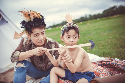 2 con trai của Đăng Khôi thích thú hóa thân thành thổ dân cùng bố mẹ - 5