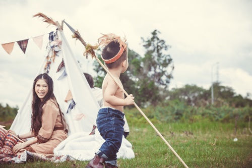 2 con trai của Đăng Khôi thích thú hóa thân thành thổ dân cùng bố mẹ - 6