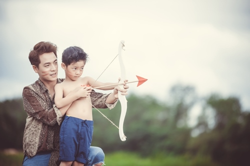 2 con trai của Đăng Khôi thích thú hóa thân thành thổ dân cùng bố mẹ - 7