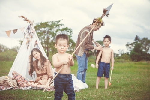 2 con trai của Đăng Khôi thích thú hóa thân thành thổ dân cùng bố mẹ - 8