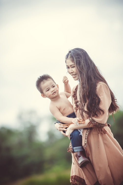 2 con trai của Đăng Khôi thích thú hóa thân thành thổ dân cùng bố mẹ - 9