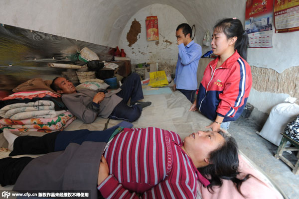 Xúc động câu chuyện hai anh em gánh nước, đốn củi, quỳ lạy cha mẹ trước khi đi - 2