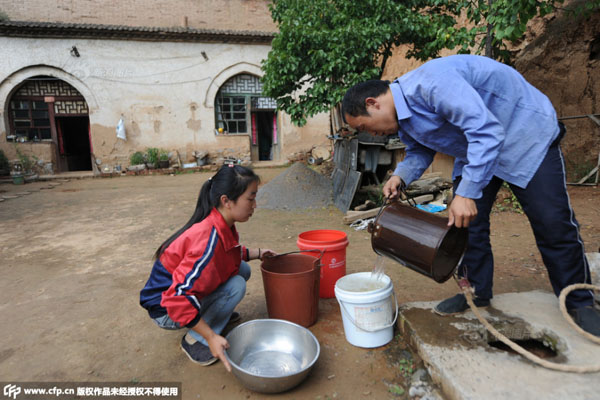 Xúc động câu chuyện hai anh em gánh nước, đốn củi, quỳ lạy cha mẹ trước khi đi - 7