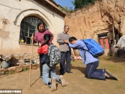 Làm mẹ - Xúc động câu chuyện hai anh em gánh nước, đốn củi, quỳ lạy cha mẹ trước khi đi