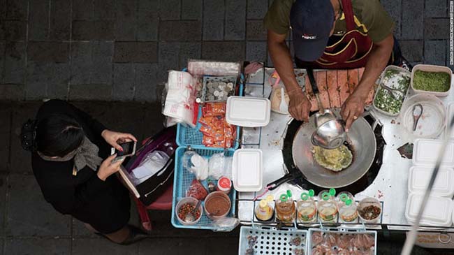 1. Bangkok, Thái Lan

Ảnh street01Khu phố người Hoa (“Yarowat”) là một trong những quận nổi tiếng nhất về đồ ăn đường phố của Bangkok

Đã đến Bangkok thì không thể không ăn vặt trên đường, nơi các hàng quán vỉa hè ở đủ mọi khu vực khác nhau, bán đủ các món ngon ở đủ mọi khung giờ.

Dễ dàng bắt gặp những nhân viên vội vã ăn sáng với sữa đậu nành cùng tào phớ nước đường ở đầu phố, trong khi một nhóm khác gọi món xôi nước dừa cùng thịt gà xé thơm lừng cho bữa trưa ở cuối phố.

Những người theo phong cách cú đêm cũng được phục vụ tất tần tật mọi món từ mì phad Thái đến thịt gà satay nướng.


