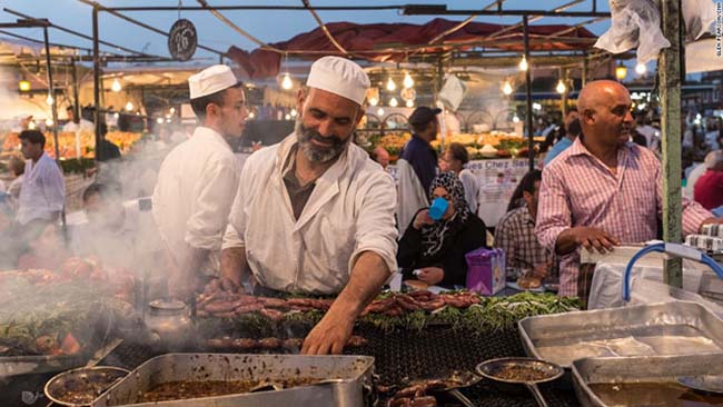 11. Marrakech, Maroc

Quảng trường Jemaa el-Fna ở Marrakesh trở nên sống động mỗi lúc hoàng hôn khi các quầy hàng trên phố bắt đầu được bày bán.

Mùi thức ăn thơm ngon tràn ngập các con đường của đất nước Maroc, và không nơi nào có chất lượng và sự đa dạng hoành tráng hơn thành phố Marrakech.Bạn có thể dễ dàng tìm thấy mọi thứ ở đây, từ nước ép trái cây tươi cho đến súp ốc sên và đầu cừu. Đó là một bữa tiệc trọn vẹn cho mọi giác quan mà không hề tốn tiền.
