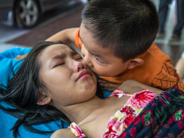 Bố mẹ bỏ đi, em 7 tuổi chăm sóc chị gái trên giường bệnh đã nói một câu khiến ai cũng ấm lòng