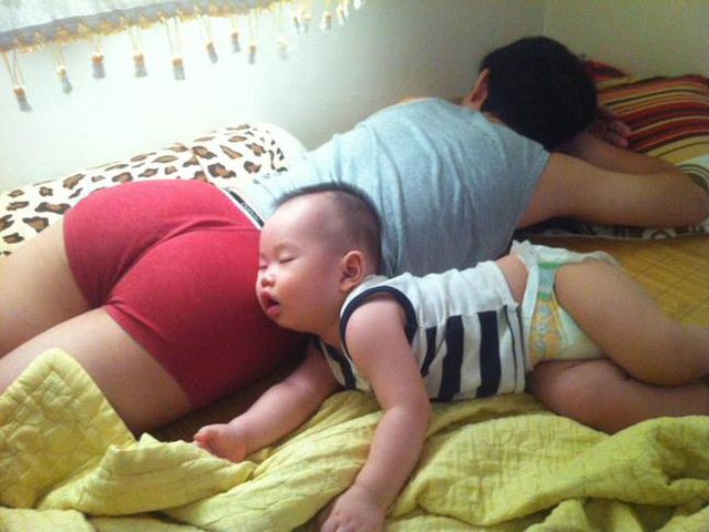 Mẹ bỉm sữa thi nhau chia sẻ ảnh Bố nào con nấy vô cùng hài hước, nhìn kĩ mới thấy họ thật tình cảm