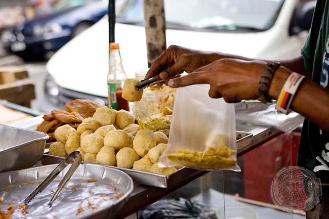 16. Port Louis, Mauritius

Ở thành phố cảng Port Louis, những người sành ăn sẽ tập trung ở vỉa hè để thưởng thức món dhal puri, một loại bánh crepe kiểu Ấn làm từ bột nghiền đậu khô tách đôi, nhân rau củ, rau mùi thơm cùng ớt cay sực ngon lành. Một trong những hàng ngon nhất nằm ở góc đường Sir William Newton và Remy Ollier, chỉ bán từ trưa đến khoảng 1 giờ chiều, ngay khi bán hết, anh chàng bán bánh sẽ lái xe máy chuồn đi ngay.
