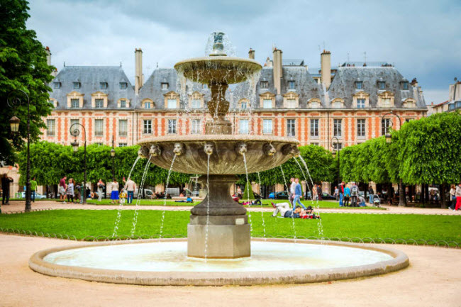 Công viên Place des Vosges, Pháp: Đây là công viên và quảng trường hấp dẫn du khách nhất tại Paris.
