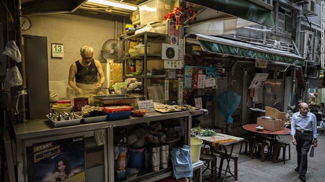 7. Hong Kong

Ăn tối ở dai pai dong, một nhà hàng đường phố nhỏ bé không phô trương, là một trải nghiệm thiết yếu khi đến Hong Kong.

Hoạt động cuối tuần ưa chuộng nhất bất kể già trẻ gái trai của thành phố Hong Kong là sou gaai (“càn quét đường phố”), có nghĩa là lùng sục cả khu vực và tìm ăn đủ mọi món ngon trên đường. Nên không có gì đáng ngạc nhiên khi Michelin, vốn chỉ chấm sao những nhà hàng cao cấp, quyết định đưa ra hướng dẫn du lịch về món ngon đường phố đầu tiên tại Hong Kong.
