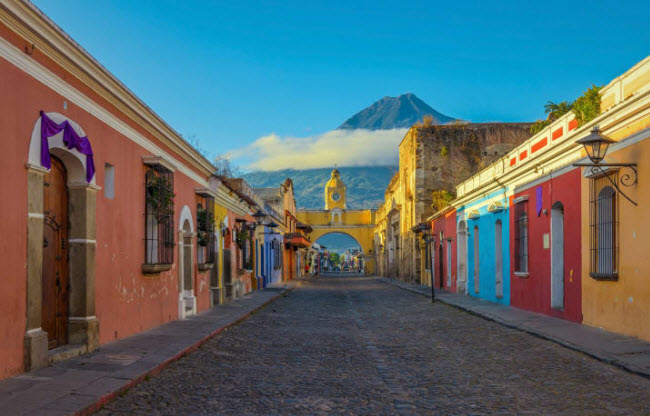 Thành phố Antigua, Guatemala: Thành phố này từng là thủ đô của Guatemala trong thời kỳ bị Tây Ban Nha đô hộ. Nơi đây nổi tiếng với các công trình kiến trúc cổ và phong cảnh núi lửa.
