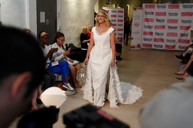 Độc đáo chiếc váy cưới được làm bằng giấy vệ sinh
