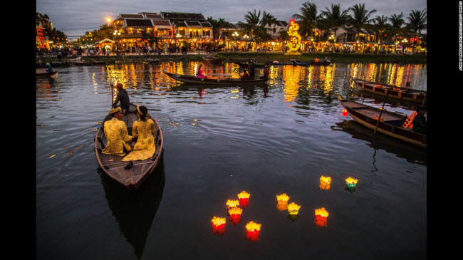 Hội An, Việt Nam: Thành phố cổ ở Việt Nam gây ấn tượng với những ngôi nhà cổ kính mang phong cách kết hợp giữa phương Đông và phương Tây.
