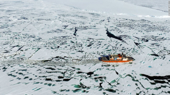 Vịnh Lutzow-Holm, Nam Cực: Tàu phá băng Shirase của Nhật Bản di chuyển qua mặt nước đóng băng gần vịnh , Lutzow-Holm.
