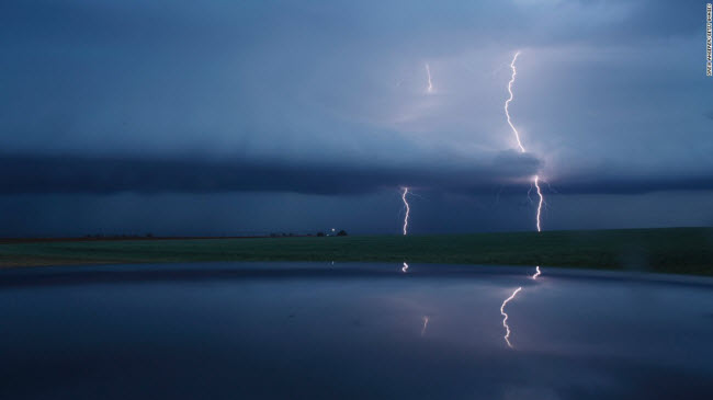 Texas, Mỹ: Cảnh tượng sét đánh sáng lóa trên bầu trời đêm được ghi lại trong một trận bão ở bang Texas.
