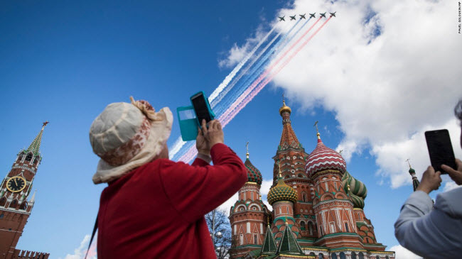 Moscow, Nga: Du khách chụp ảnh các máy bay chiến đấu trình diễn trên quảng trường Đỏ vào Ngày chiến thắng.
