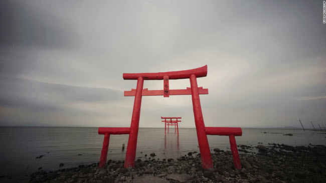Tara, Nhật Bản: Hàng cổng Torii truyền thống của Nhật Bản trên bờ biển Ariake ở Tara, tỉnh Saga.
