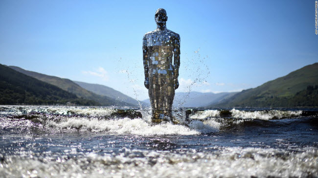Loch Earn, Scotland: Bức tượng người bằng gương của nghệ sĩ Rob Mulholland chỉ được trưng bày vào mùa hè và được nhấn chìm xuống nước để bảo vệ vào mùa đông.
