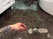 Nhà đẹp - Vụ nổ kính cường lực nhà tắm, kính găm đầy người: Cẩn thận có thể nổ như "bom" bất cứ lúc nào