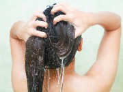 Làm đẹp - Những sai lầm khi gội đầu khiến tóc ngày càng xơ rối, gãy rụng