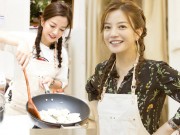 Làng sao - Ngôi sao 24/7: Triệu Vy xinh như thiếu nữ với tóc thắt bím, làm gái đảm vào bếp nấu ăn