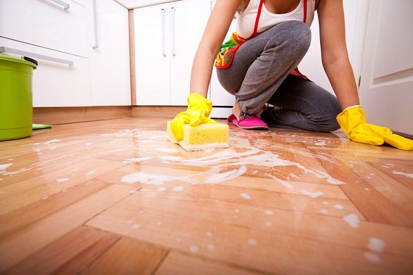Nguy cơ dị ứng, ung thư nḗu còn dùng nước lau sàn nhà sai lầm như thḗ này - 1