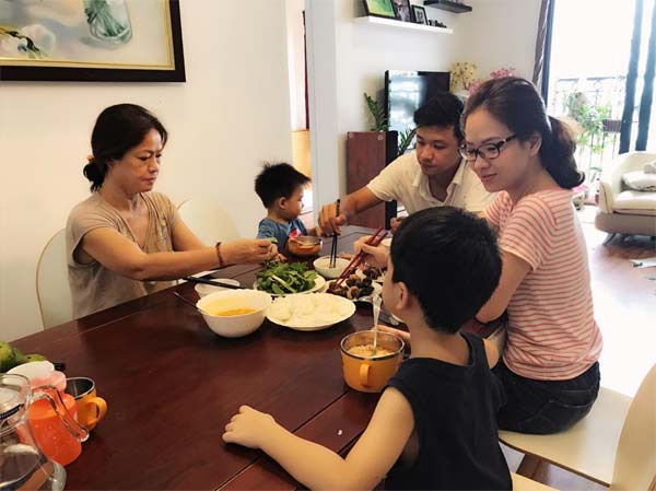 Sao Việt 24h qua: Vừa đến Mỹ, Lam Trường liền quấn quýt bên con gái dù rất mệt mỏi - 3