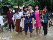 Tin tức - Đám cưới HOT mùa mưa bão: Chú rể rạng rỡ cõng cô dâu qua đường ngập nước và bùn đất