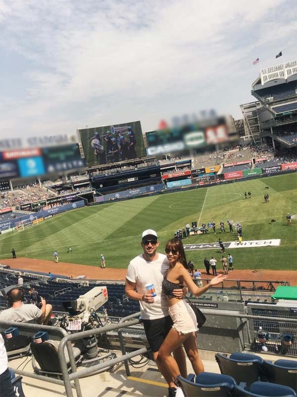 Sao Việt 24h qua: Vừa đến Mỹ, Lam Trường liền quấn quýt bên con gái dù rất mệt mỏi - 9