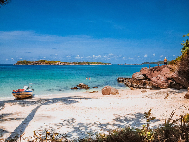 Đảo Phú Quốc

Phú Quốc là hòn đảo lớn nhất của Việt Nam, nơi đây được mệnh danh là “đảo ngọc” với cảnh đẹp hoang sơ, không gian trong lành, biển xanh và cát trắng. Làn nước trong xanh soi bóng những hàng dừa uốn cong tạo nên phong cảnh thơ mộng, khiến bạn cứ ngỡ mình đang lạc trên hoang đảo.

Thời gian tốt nhất để bạn du lịch đảo Phú Quốc là từ tháng 10 đến tháng 5 năm sau.

Ảnh: duhiviet
