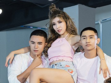 Trang Pháp gợi cảm hết cỡ bên những vũ công nam điển trai