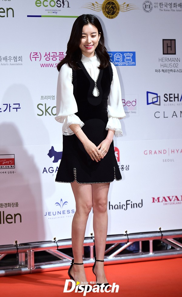 Mỹ nhân cười đẹp nhất Hàn Quốc amp;#34;nghiện nặngamp;#34; váy công sở - 12