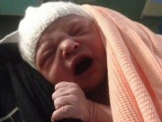 Bà bầu - Nhập viện vì đau bụng, 20 phút sau cô gái trẻ bất ngờ sinh con khiến ai cũng "ngớ người"