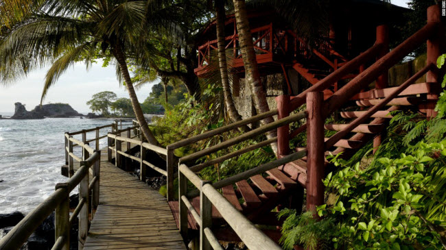 Khu nghỉ dưỡng Bom Bom bao gồm 19 biệt thự trên bãi biển và được bao quanh bởi rừng nhiệt đới. Du khách có thể đi bộ khám phá hay lặn binh khí tại khu bảo tồn sinh quyển thế giới.

