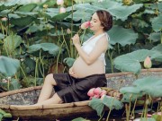 Bà bầu - Vác bụng bầu 8 tháng đi chụp ảnh với hoa sen, cô giáo trẻ được khen tấm tắc vì quá xinh