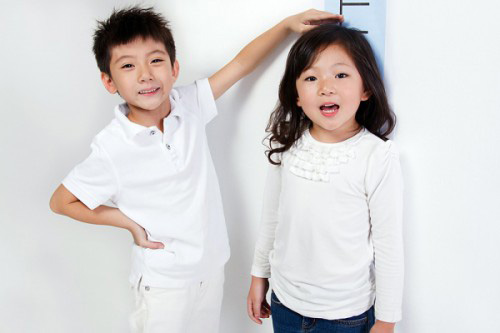 Mặc ba mẹ lùn “một mẩu”, con vẫn cao hết cỡ nhờ cách này - 1