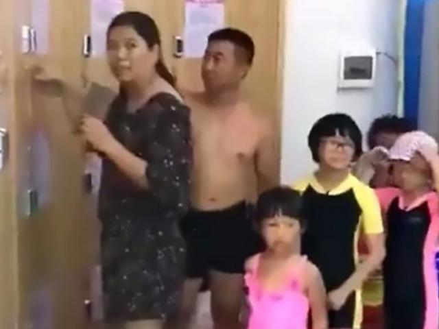 Cặp vợ chồng nhốt con 3 tuổi trong tủ đựng đồ để thỏa thích đi bơi