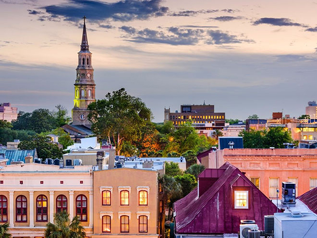 Charleston, South Carolina – Mỹ

Nép mình ở trên bờ duyên hải cát trắng, Charleston còn là nơi khởi đầu của golf – Trò giải trí số một của giới nhà giàu. Không như các thành phố công nghiệp khác ở Mỹ, nhìn về phía đường chân trời của Charleston không phải là những tòa nhà cao chọc trời hay ống khói nhà máy, mà là những tháp chuông nhà thờ gợi nhớ không khí bình yên, tĩnh tại.
