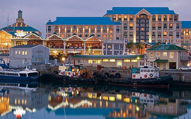 Cape Town – Nam Phi

Do nằm tiếp giáp với biển, khí hậu tại Cape Town thường rất đỗi hiền hòa, mát mẻ với ánh nắng dịu nhẹ và bầu trời xanh ngắt dễ khiến bạn liên tưởng tới thời tiết tại thành phố Đà Lạt mộng mơ ở Việt Nam. Đặt chân tới nơi đây, du khách sẽ bị quyến rũ ngay lập tức bởi vẻ đẹp tự nhiên hoang sơ mang màu sắc đặc trưng của Nam Phi kết hợp hài hòa với nét hiện đại và sang trọng của các tòa cao ốc, khách sạn, nhà hàng sang trọng.
