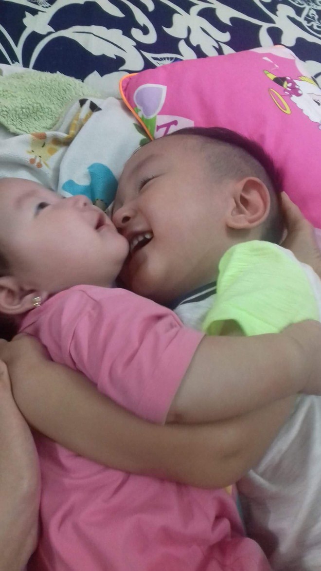 Ấm áp hình ảnh ông bố ngang tàng Tuấn Hưng bế gọn nàng amp;#34;công chúaamp;#34; nhỏ trên cánh tay - 4
