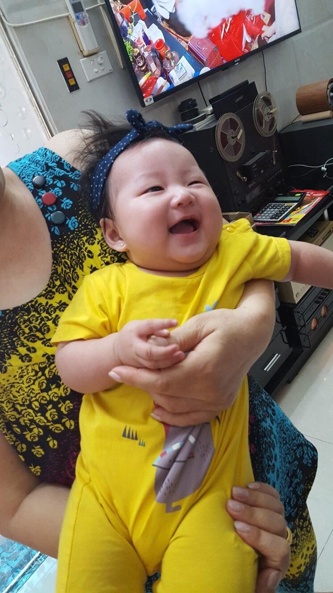 Ấm áp hình ảnh ông bố ngang tàng Tuấn Hưng bế gọn nàng amp;#34;công chúaamp;#34; nhỏ trên cánh tay - 3