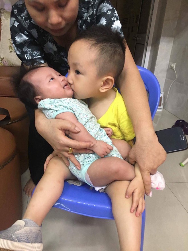 Ấm áp hình ảnh ông bố ngang tàng Tuấn Hưng bế gọn nàng amp;#34;công chúaamp;#34; nhỏ trên cánh tay - 6