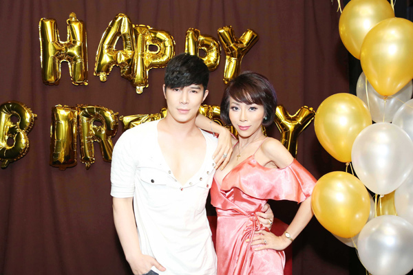 Hết hôn má Lý Nhã Kỳ, Nathan Lee lại chạm môi Phương Mai trong tiệc sinh nhật - 5