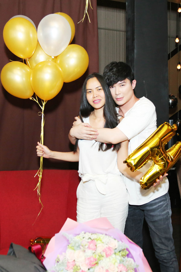 Hết hôn má Lý Nhã Kỳ, Nathan Lee lại chạm môi Phương Mai trong tiệc sinh nhật - 11