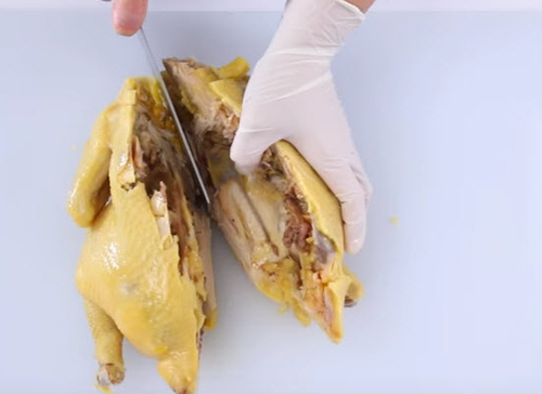 Nhờ bạn trai sinh viên y khoa chặt gà, cô gái choáng vì thành quả amp;#34;bá đạoamp;#34; - 9