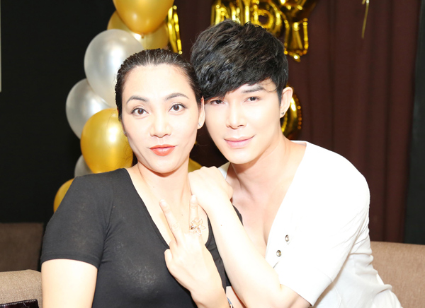 Hết hôn má Lý Nhã Kỳ, Nathan Lee lại chạm môi Phương Mai trong tiệc sinh nhật - 6