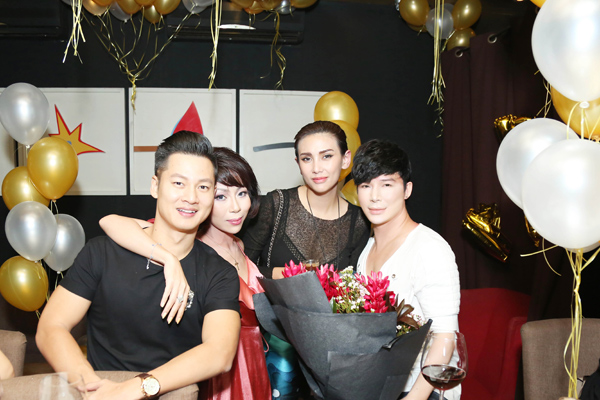 Hết hôn má Lý Nhã Kỳ, Nathan Lee lại chạm môi Phương Mai trong tiệc sinh nhật - 3