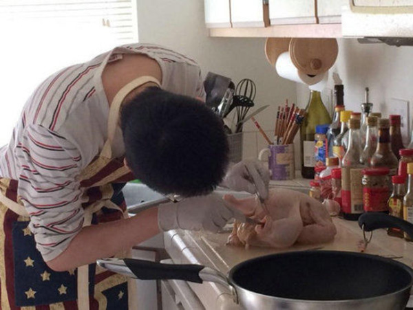 Nhờ bạn trai sinh viên y khoa chặt gà, cô gái choáng vì thành quả amp;#34;bá đạoamp;#34; - 3